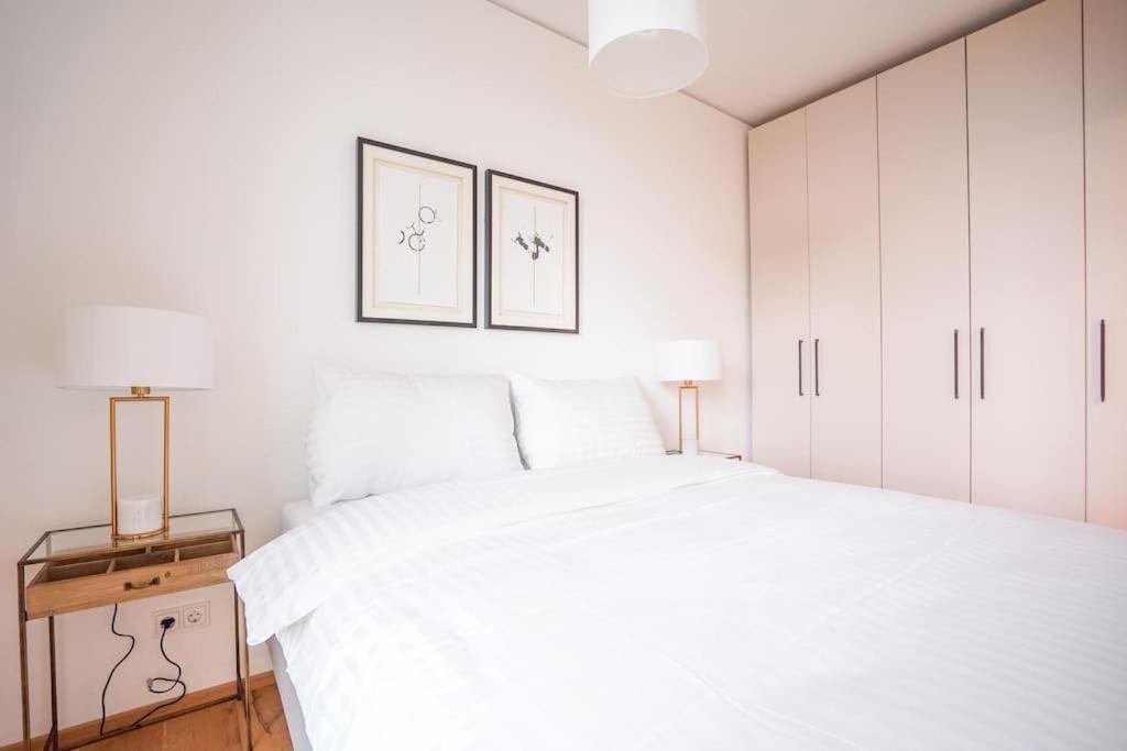 Executive Suite W/ Rooftop Pool Вена Экстерьер фото