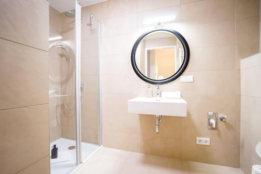 Executive Suite W/ Rooftop Pool Вена Экстерьер фото